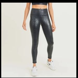 Mono b glossy shadow snake high-waisted Leggings black size Xlarge